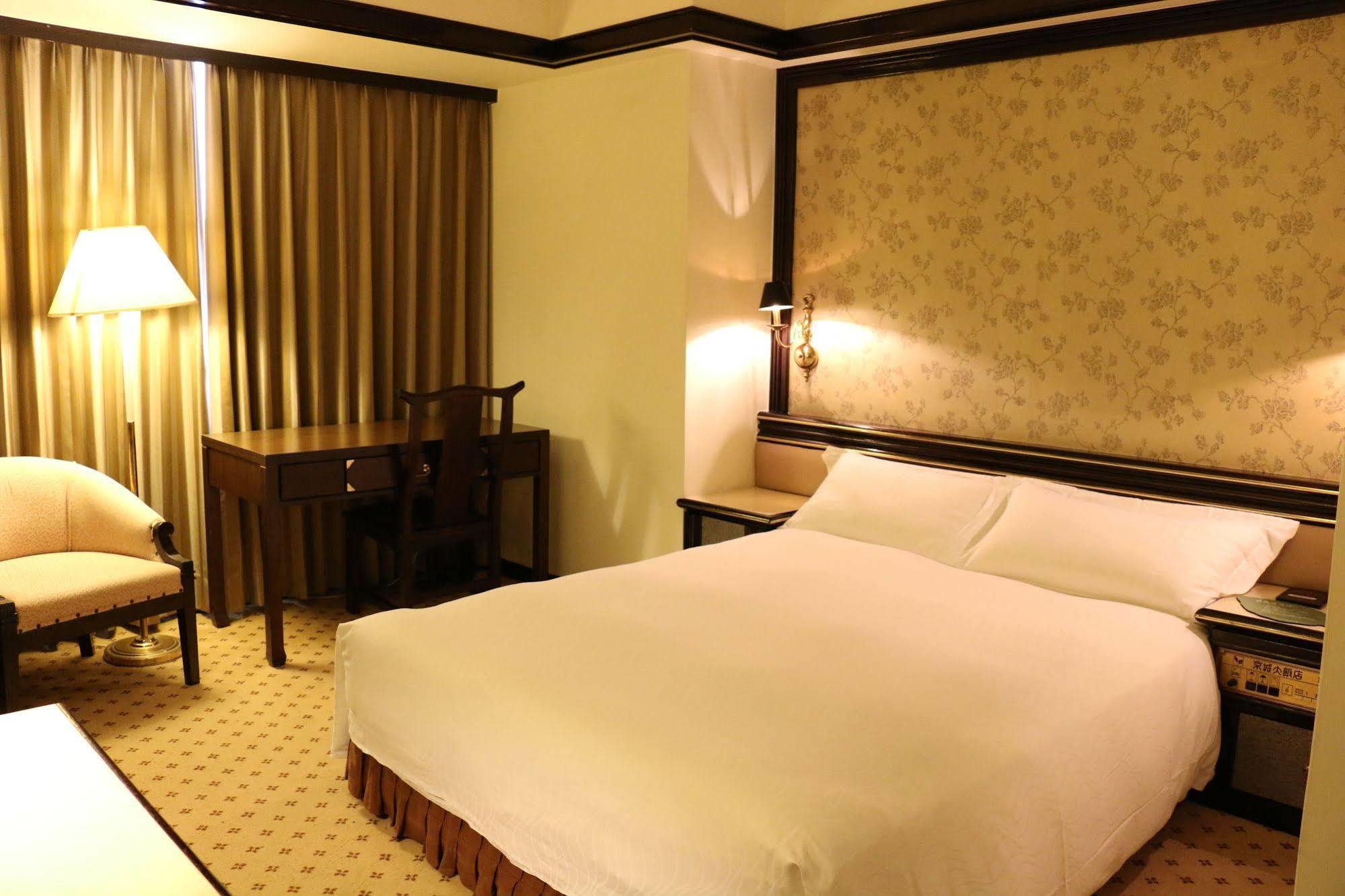 King'S Town Hotel Гаосюн Экстерьер фото